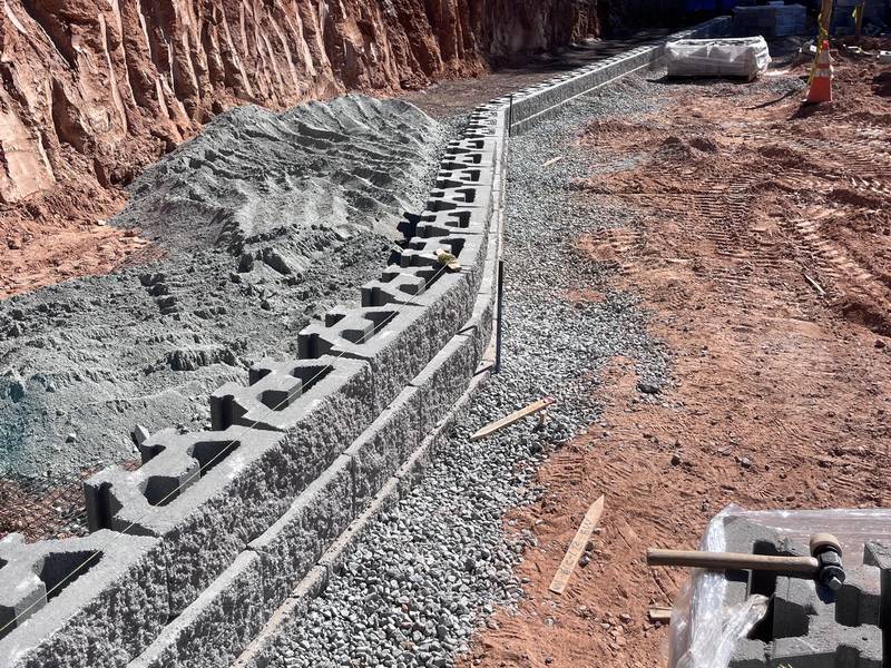First course of block set on a gravel base