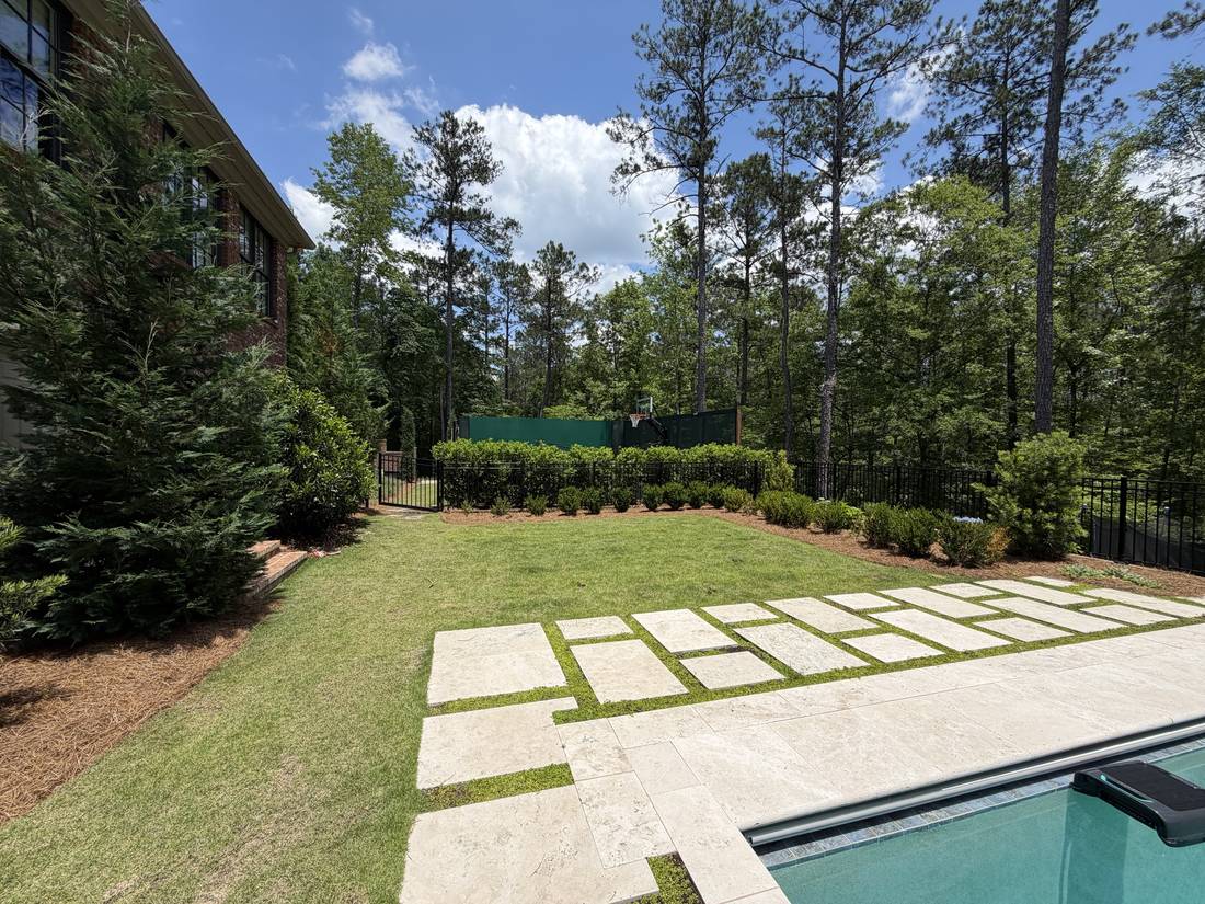 Travertine pool deck with stepping pavers